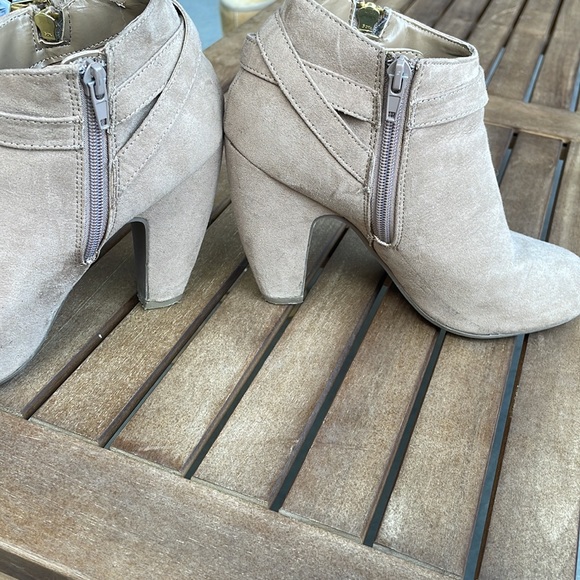 Steve Madden suede like ankle booties - Picture 7 of 7